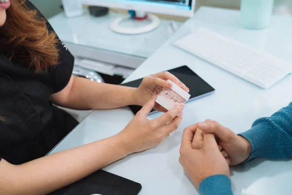 Diş Kalıbı Tutan Kadın Diş Hekimi Klinikteki Tıbbi Danışma Sırasında — Stok fotoğraf