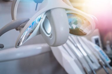 Modern diş hekimliği bürosu. Araçlar, Burnishers dişçi ve diş lambası.