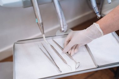 Modern diş hekimliği bürosu. Araç kullanan bir dişçi