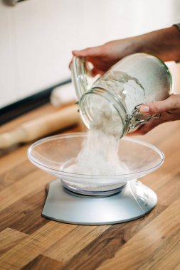 Ev yapımı pizza hamuru yapmak ahşap tezgahın üzerinde, toptan un ile.