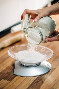 Ev yapımı pizza hamuru yapmak ahşap tezgahın üzerinde, toptan un ile.