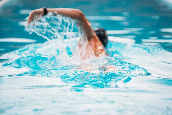 Sportowy Młodzieniec Pływający Tyłu Czołga Się Basenu Konkurs Pływania — Zdjęcie stockowe