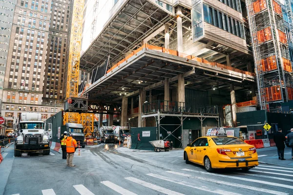 New York, Stati Uniti, 25 dicembre 2108: Un edificio in costruzione a New York - Taxi e camion che passano per le strade — Foto Stock