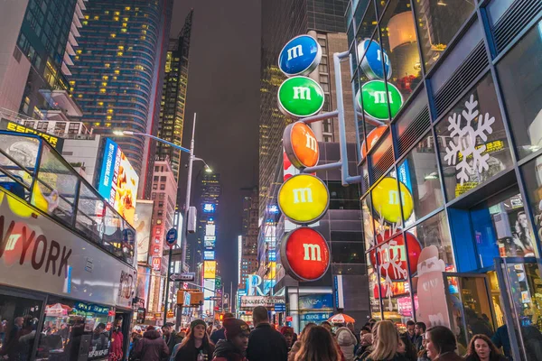 New York, Stati Uniti, 25 dicembre 2108: Molti turisti vagano di notte per le strade di New York con grandi manifesti pubblicitari — Foto Stock