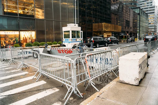 New York, 25 dicembre 2108: Una strada chiusa dalla polizia con molte barriere metalliche — Foto Stock