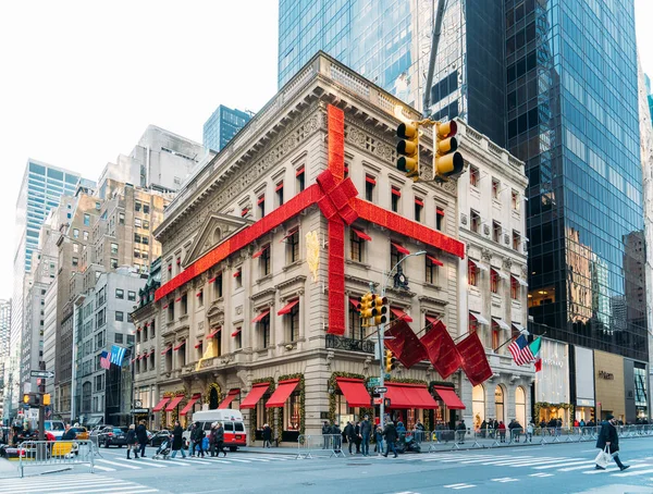 New York, Egyesült Államok, december 25, 2108: látványos Cartier ékszer épület New York-i díszített karácsonyi ünnepek — Stock Fotó