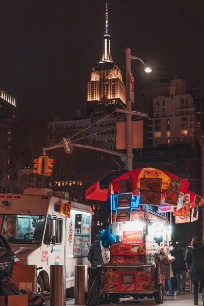 New York, Stati Uniti, 25 dicembre 2108: Foto colorata di un carrello di fast food di notte per le strade di New York — Foto Stock