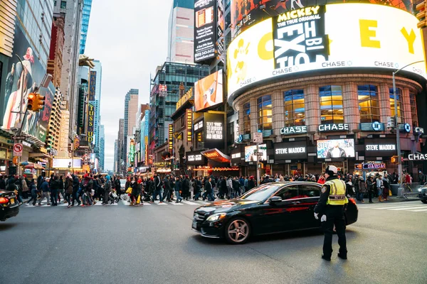 New York, 25 dicembre 2108: Polizia che regola il traffico in un conglomerato pomeridiano di persone per le strade di New York — Foto Stock