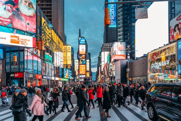 New York, Stati Uniti, 25 dicembre 2108: Molti turisti passeggiano di notte per le strade di New York, molti cartelli pubblicitari sullo sfondo — Foto Stock