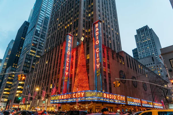 New York, Stati Uniti, 25 dicembre 2108: Radio City Music Hall decorato con molte luci di Natale di notte — Foto Stock