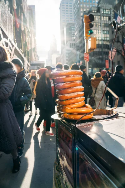 Nove pretzel impilati in un carrello di fast food nel centro di New York — Foto Stock