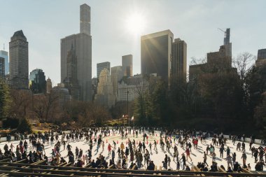 New York, Amerika Birleşik Devletleri, 25 Aralık 2108: New York'ta bir buz pateni pistinde birçok kişi paten