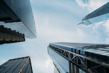 Berrak mavi gökyüzü altında New York'ta büyük gökdelenler