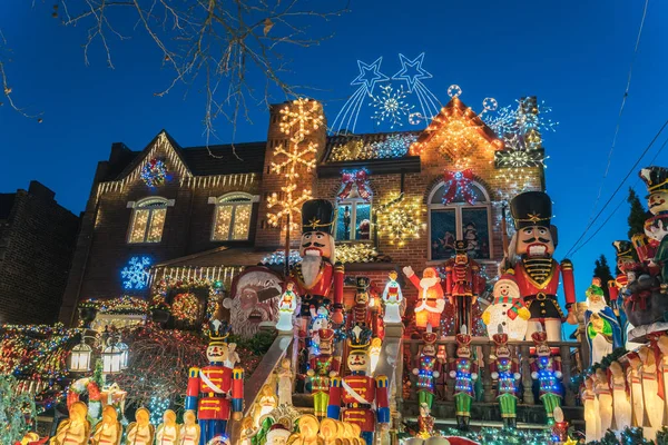 Нью-Йорк, США, 25 декабря 2108 года: Красивый дом с большими фигурами и множеством рождественских украшений на улице Дайкер Хейтс ночью — стоковое фото