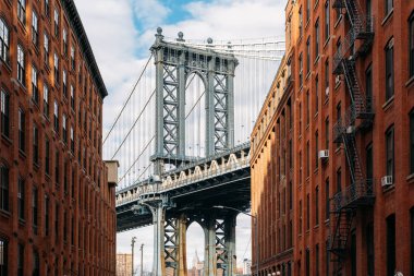 Brooklyn Köprüsü su iki güzel kahverengi binalar arasında görüldü