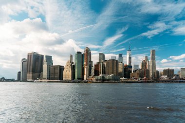 Berrak mavi gökyüzü ve deniz dalgaları ile New York Renkli fotoğraf manzara