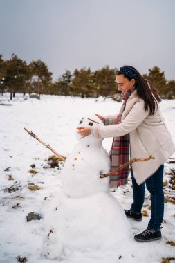 Güzel bir sıcak kadın bir kardan adam ile oynadı - Tatil konsepti