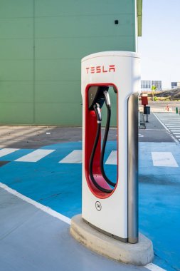 Oslo, Norveç - 20 Ağustos 2019: Stockdale Hwy ve 5 fwy'deki Tesla Super Charging istasyonu. Tesla Supercharger istasyonları, Tesla araçlarının bir saat içinde ağda hızlı şarj edilmesine izin verir.