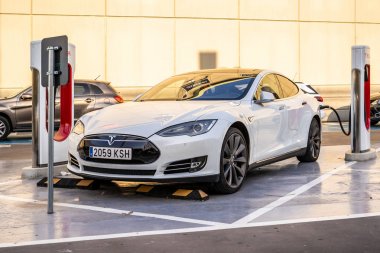 Oslo, Norveç - 20 Ağustos 2019: Tesla Supercharger İstasyonu. Supercharger Model S ve Model X elektrikli araçlar Xi hızlı şarj sunuyor