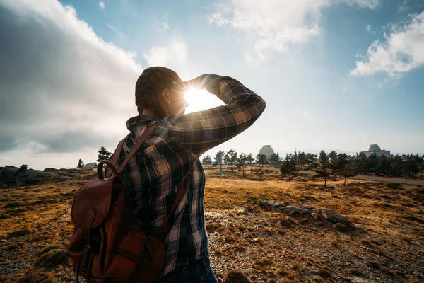 Jovem Mulher Olhando Para Horizonte Pôr Sol Nas Montanhas — Fotografia de Stock