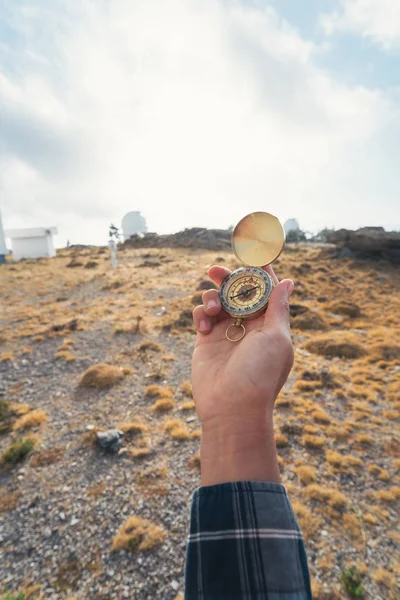 Mão Mulher Segurando Uma Bússola Com Montanhas Fundo — Fotografia de Stock