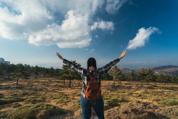 Mulher Viajante Jovem Usando Tranças Mochila Nas Montanhas Durante Pôr — Fotografia de Stock