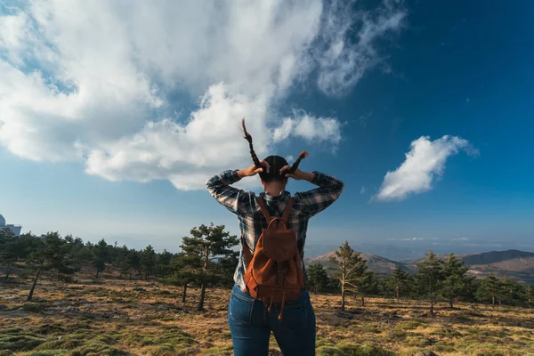 Mulher Viajante Jovem Usando Tranças Mochila Nas Montanhas Durante Pôr — Fotografia de Stock