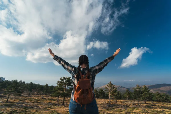 Mulher Viajante Jovem Com Tranças Mochila Montanha Durante Pôr Sol — Fotografia de Stock