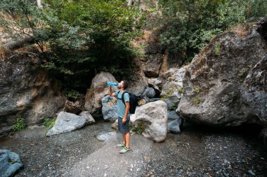 Sakal içme suyu plastik şişe ve zevk dağ günbatımı adamla. 