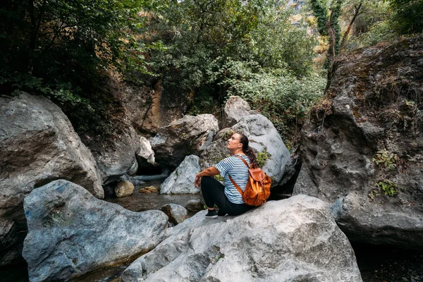 Mulher Meditando Relaxante Sozinho Viagem Saudável Estilo Vida Conceito Lago — Fotografia de Stock