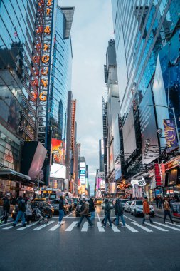 New York, Amerika Birleşik Devletleri, 25 Aralık 2108: Büyük gökdelenler ve soğuk bir günde sokaklarda yürüyen birçok insan - Dikey görüntü