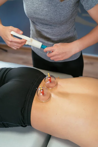 Imagem Vertical Uma Fisioterapeuta Mulher Ajustando Sua Máquina Sucção Uma — Fotografia de Stock