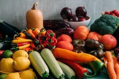 Çeşitli organik sebzelerle kompozisyon. Detoks diyeti