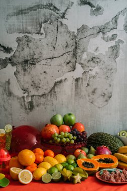 Organik taze meyve ve sebze çeşitleri. Detoks Diyeti ve Sağlıklı Organik Gıda kavramı