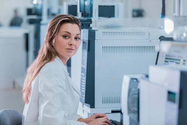 Retrato de una joven química que trabaja en un laboratorio. Ciencia, química, tecnología, biología y concepto de personas . — Foto de Stock