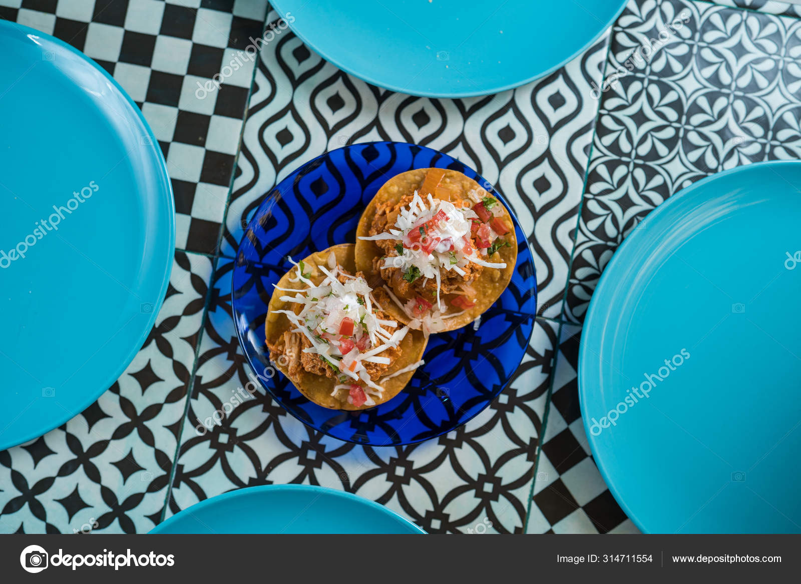 파란 접시에 있는 진짜 멕시코 타코요. 진정 한 멕시코 의 바바모아 , 카르니 타스 , 치킨 타코 — 스톡 사진 ©  manupadilla #314711554, image size:1600x1167