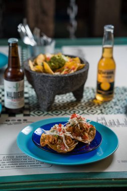 Madrid, İspanya - 20 Eylül 2019: gerçek Meksika yemeği ve içeceği. Güzel bir restoranda otantik bir Meksika masası..