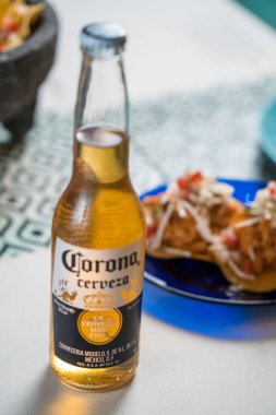 Madrid, İspanya - 20 Eylül 2019: gerçek Meksika yemeği ve içeceği. Güzel bir restoranda otantik bir Meksika masası..