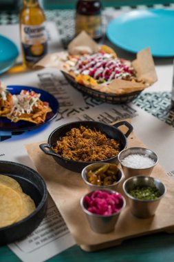 Madrid, İspanya - 20 Eylül 2019: gerçek Meksika yemeği ve içeceği. Güzel bir restoranda otantik bir Meksika masası..