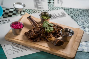 Madrid, İspanya - 20 Eylül 2019: hakiki Meksika barbeküsü pirzolası ve içkisi. Güzel bir restoranda otantik bir Meksika masası..