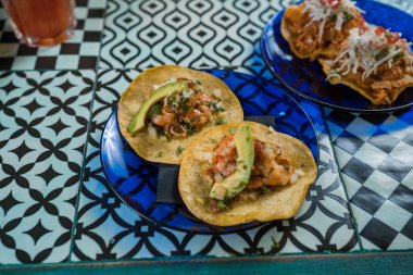 Tabaktaki gerçek Meksika tacoları. Ev yapımı salsa, limon ve maydanozlu karidesli taco. Üst Manzara. Meksika mutfağı