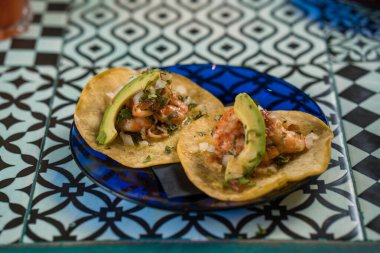 Tabaktaki gerçek Meksika tacoları. Ev yapımı salsa, limon ve maydanozlu karidesli taco. Üst Manzara. Meksika mutfağı