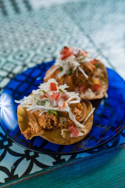 Echte Mexicaanse taco 's op een blauw bord. Authentieke Mexicaanse barbacoa, carnitas en kip taco 's — Stockfoto