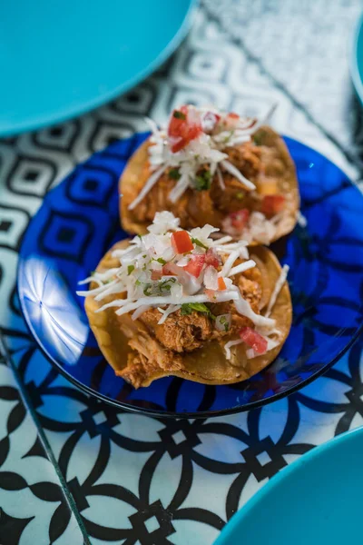 Prawdziwe meksykańskie tacos na niebieskim talerzu. Autentyczne meksykańskie barbacoa, carnitas i tacos z kurczaka — Zdjęcie stockowe