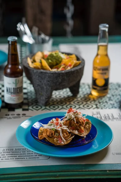Madrid, Spanje - 20 september 2019: Echt Mexicaans eten en drinken. Authentieke Mexicaanse tafel in een leuk restaurant. — Stockfoto