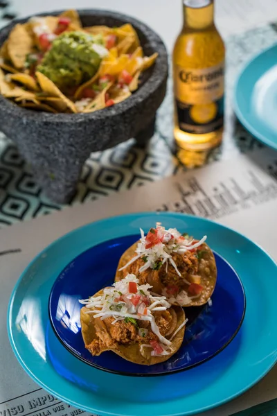 Madrid, Spanje - 20 september 2019: Echt Mexicaans eten en drinken. Authentieke Mexicaanse tafel in een leuk restaurant. — Stockfoto