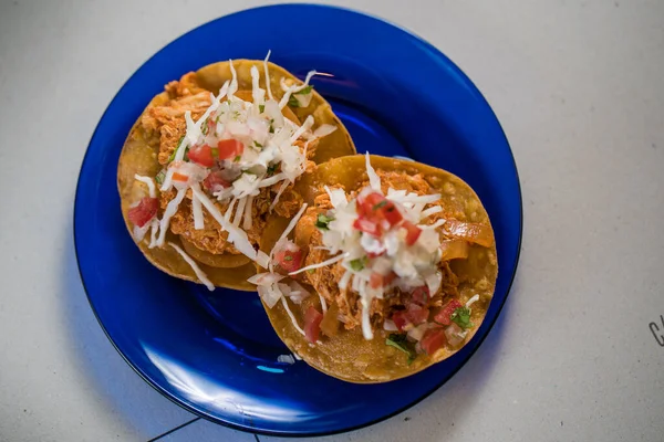 Prawdziwe meksykańskie tacos na talerzu. — Zdjęcie stockowe