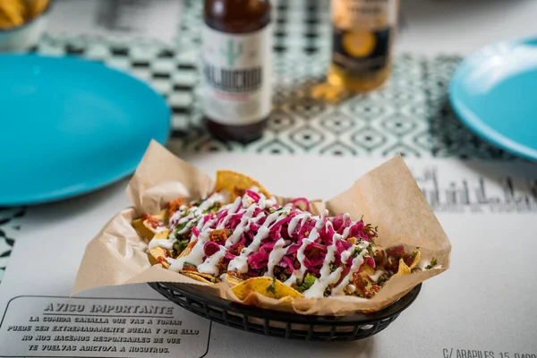 Madrid, Espanha - 20 de setembro de 2019: Comida e bebida mexicana. autêntico barbacoa mexicano, carnitas e tacos de frango com cerveja corona . — Fotografia de Stock