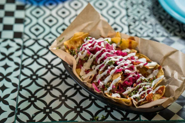 Tortilla de nacho de frango com molho de creme servido ao lado de molho de guacamole — Fotografia de Stock