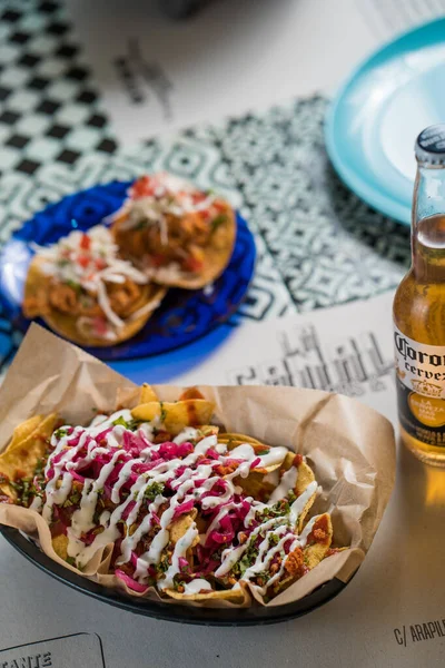 Madrid, España - 20 de septiembre de 2019: verdadera comida y bebida mexicana. auténtica barbacoa mexicana, carnitas y tacos de pollo con cerveza corona . — Foto de Stock